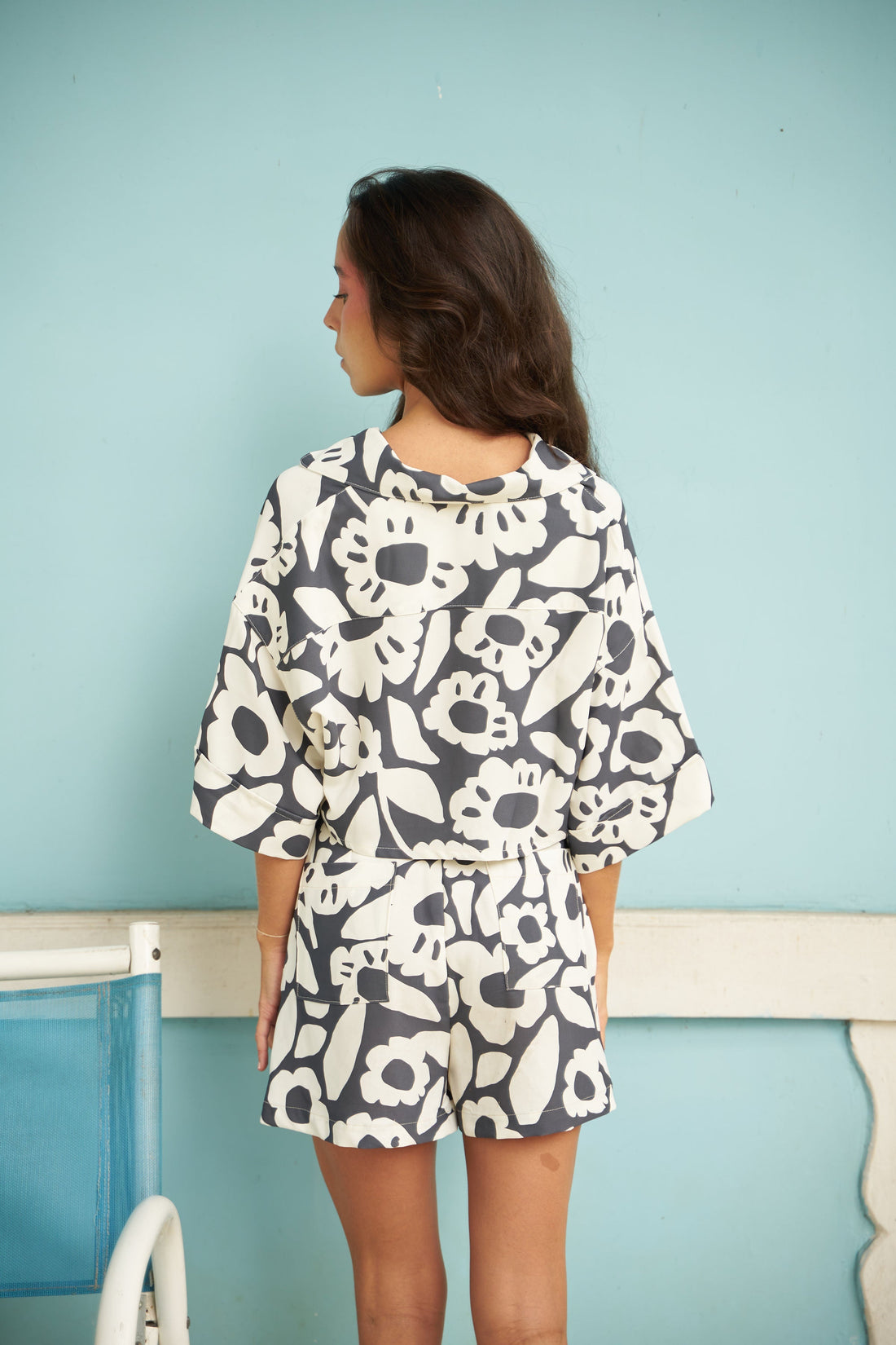 UN ABRAZO FLORAL EN EL BALCÓN (BLACK) SHORT